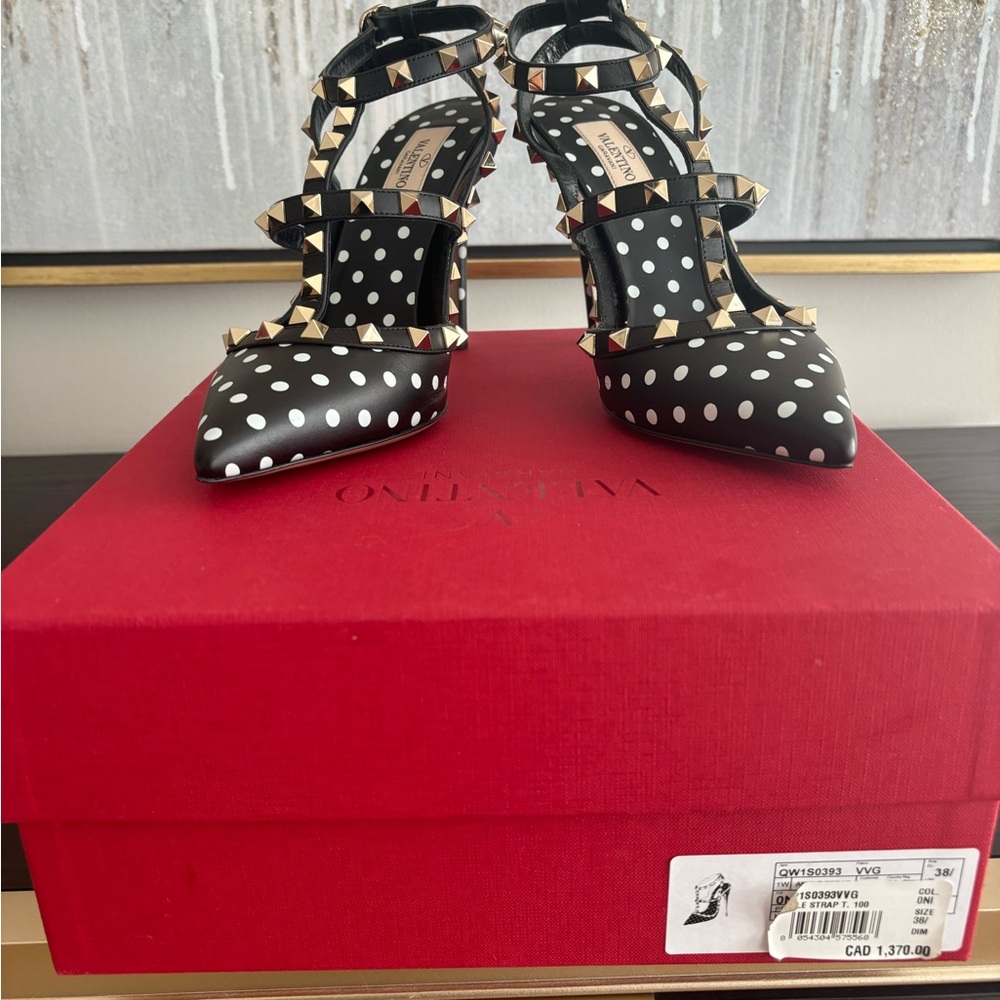 Very Elegant Valentino Garavani Classic Rockstud pumps! Brand new in box! 38.5 - Picture 2 of 16